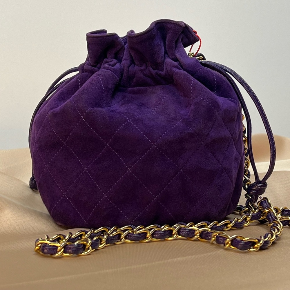 AMAZING CHANEL VINTAGE PURPLE bag with drawstring handles, 24 gold-plated chain. - Picture 3 of 12